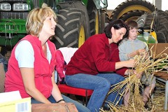 Erntekrone wird von den Landfrauen gebunden