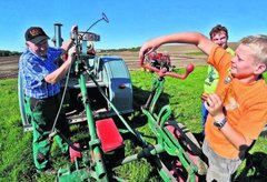 Reinhard und Max Winkler mit Ihrem Pflug